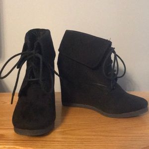 Black wedges